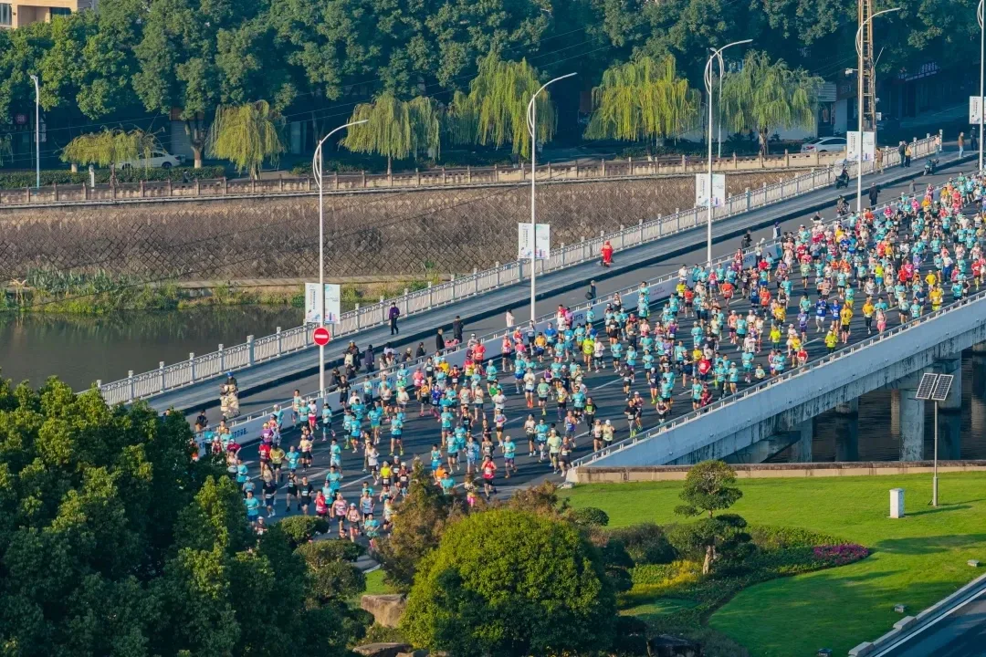 The field crossing the river bridge on the half marathon route