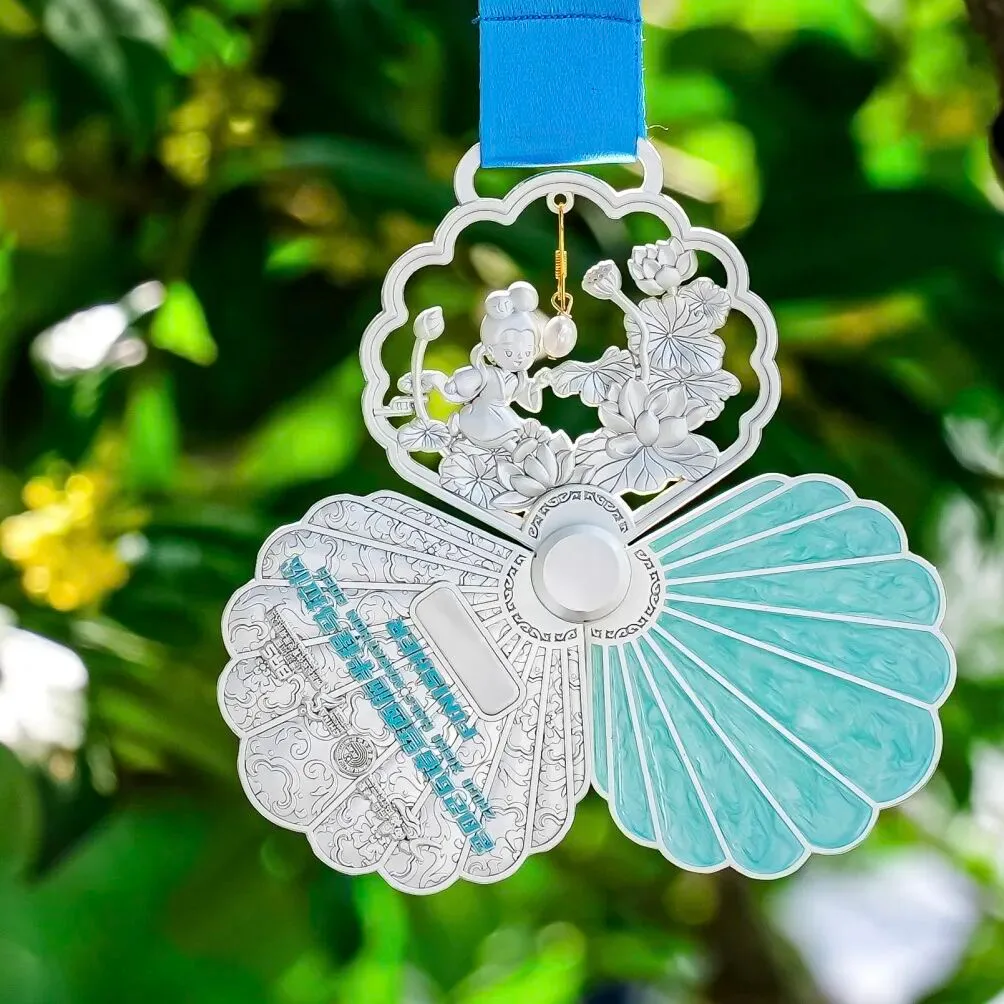 The medal's reverse with the finisher plate